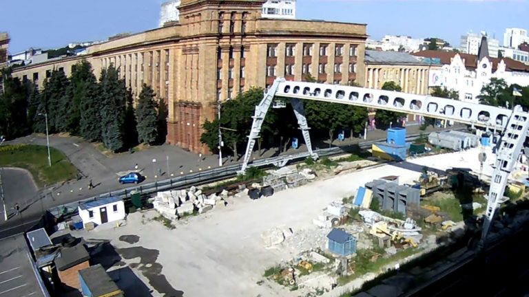 Строящаяся станция метро у ЦУМа и площадь Героев Майдана