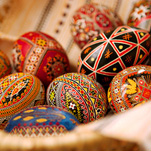 На Днепропетровщине художники пишут иконы на страусиных яйцах