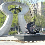 У памятника чернобыльцам появился бронзовый аист