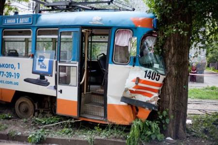ЧП в Днепропетровске: трамвай сошел с рельс