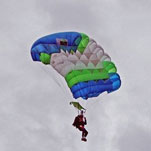 Над Днепропетровском раскрылись сотни парашютов