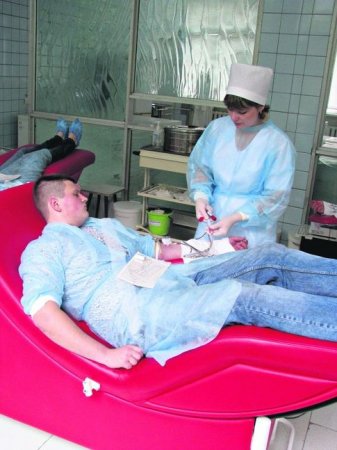 Донор-рекордсмен отдал 400 литров своей крови Донор-рекордсмен отдал 400 литров своей крови