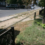 На главном проспекте города растаскивают ограду 