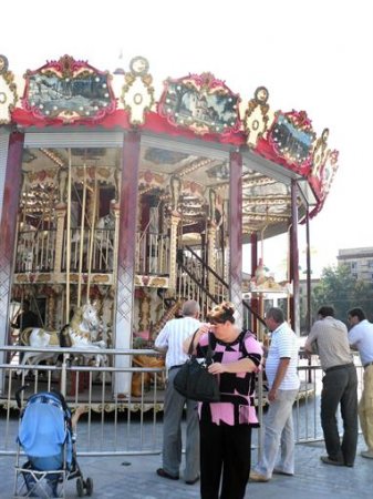 Горожанам явили чудо-карусель Горожанам явили чудо-карусель