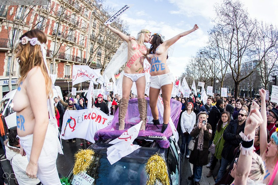 Активистки FEMEN возглавили марш однополой любви в Париже