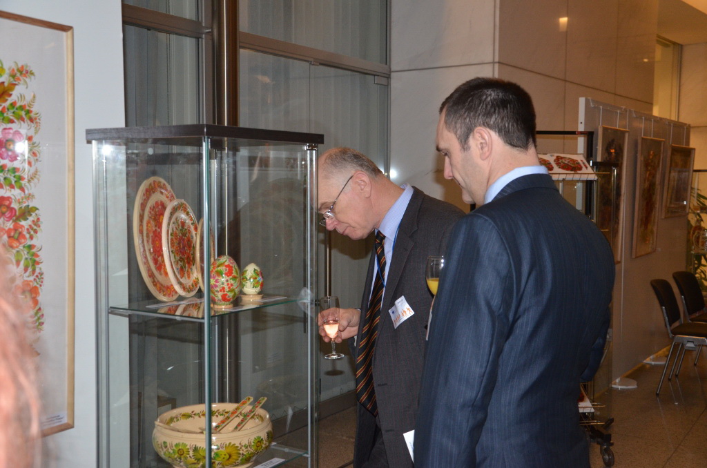 В Європарламенті відкрилася виставка Петриківського розпису