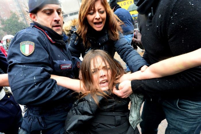 Улыбающегося Берлускони на избирательном участке атаковали FEMENистки (видео)