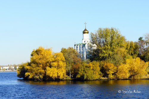 Активисты группы «Космопоиск» ищут вход в параллельный мир на Монастырском острове Активисты группы «Космопоиск» ищут вход в параллельный мир на Монастырском острове