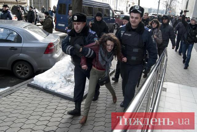 Чивокуня, насоси на четвертий рік, - акция против Януковича закончилась задержанием активистов.