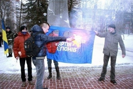 За сожженный флаг Партии регионов свободовец отсидел 5 суток За сожженный флаг Партии регионов свободовец отсидел 5 суток