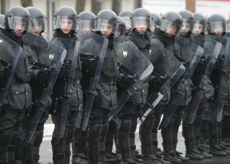 В Киев стягивают внутренние войска В Киев стягивают внутренние войска