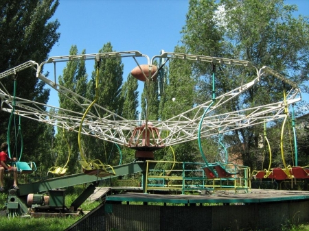 В парке Шевченко демонтируют аттракционы В парке Шевченко демонтируют аттракционы