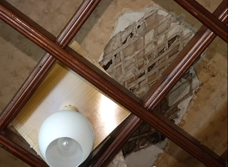 В Днепропетровске в квартире обвалился потолок (Видео) В Днепропетровске в квартире обвалился потолок (Видео)