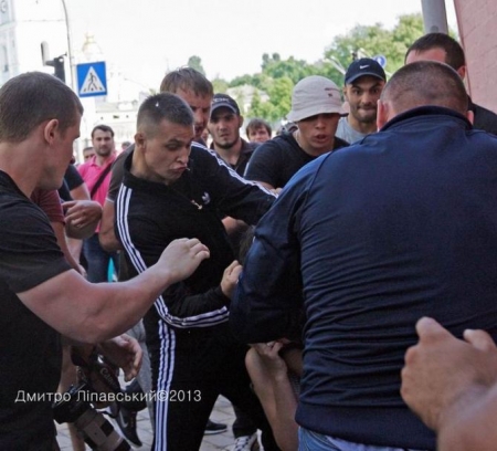 Обнародовано фото: озверевший боевик Вадик «Румын» избивает журналистов Обнародовано фото: озверевший боевик Вадик «Румын» избивает журналистов