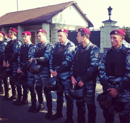 «Беркут» заблокировал журналистов под «Межигорьем» (ФОТО) «Беркут» заблокировал журналистов под «Межигорьем» (ФОТО)