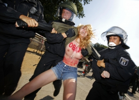 FEMENистки охотятся на президентов (видео) FEMENистки охотятся на президентов (видео)