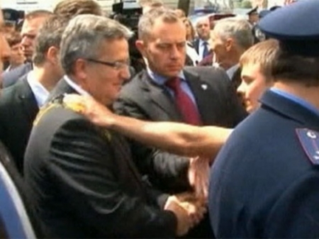 В Украине извинились перед Коморовским за яйцо на пиджаке (ДОКУМЕНТ) В Украине извинились перед Коморовским за яйцо на пиджаке (ДОКУМЕНТ)