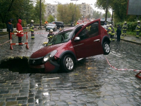 В Киеве машина едва не провалилась в дыру на дороге: фото В Киеве машина едва не провалилась в дыру на дороге: фото