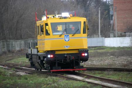 В Днепропетровске презентовали первую машину для ремонта путей (Фото) В Днепропетровске презентовали первую машину для ремонта путей (Фото)