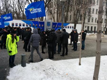 На месте вчерашней бойни - провластный митинг На месте вчерашней бойни - провластный митинг