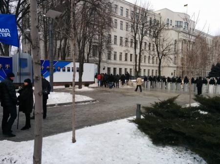 На месте вчерашней бойни - провластный митинг На месте вчерашней бойни - провластный митинг