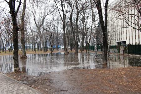 Фотофакт: парк возле ОГА превращают в болото Фотофакт: парк возле ОГА превращают в болото