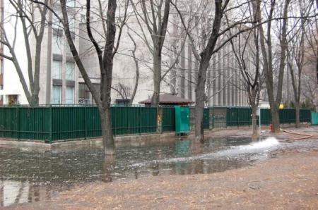 Фотофакт: парк возле ОГА превращают в болото Фотофакт: парк возле ОГА превращают в болото