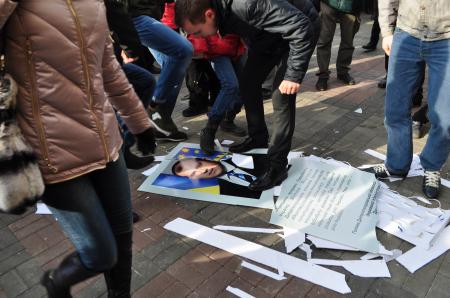 В Днепропетровске вешали регионалов под ОГА В Днепропетровске вешали регионалов под ОГА