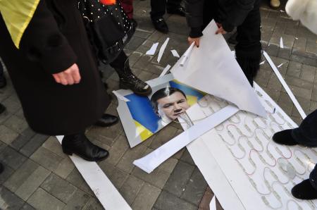 В Днепропетровске вешали регионалов под ОГА В Днепропетровске вешали регионалов под ОГА