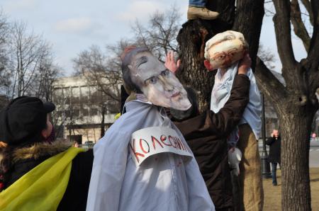 В Днепропетровске вешали регионалов под ОГА В Днепропетровске вешали регионалов под ОГА