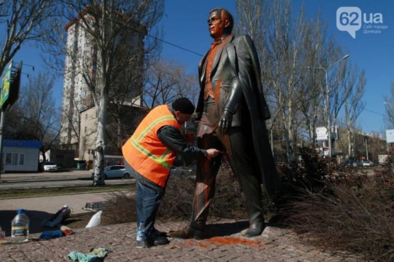 В Донецке облили краской памятник Иосифу Кобзону (ФОТО, ВИДЕО)