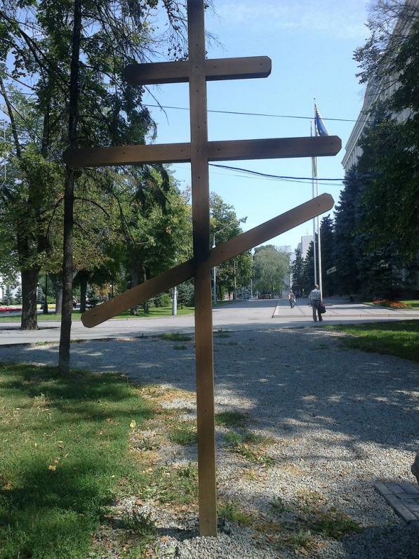 В Днепропетровске беженец из Донецка поджег крест Небесной Сотне (ФОТО) В Днепропетровске беженец из Донецка поджег крест Небесной Сотне (ФОТО)