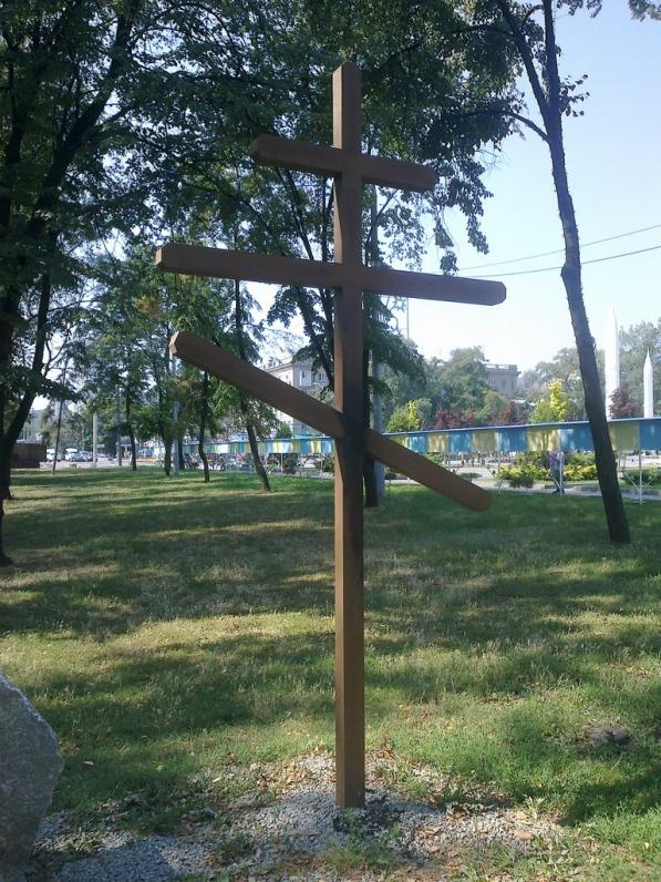 В Днепропетровске беженец из Донецка поджег крест Небесной Сотне (ФОТО) В Днепропетровске беженец из Донецка поджег крест Небесной Сотне (ФОТО)