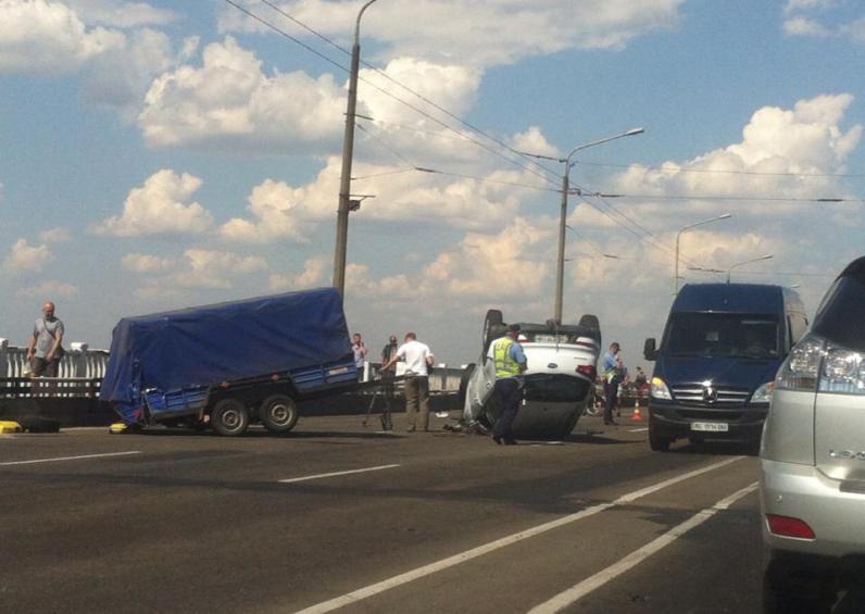 На Новом мосту перевернулась иномарка На Новом мосту перевернулась иномарка