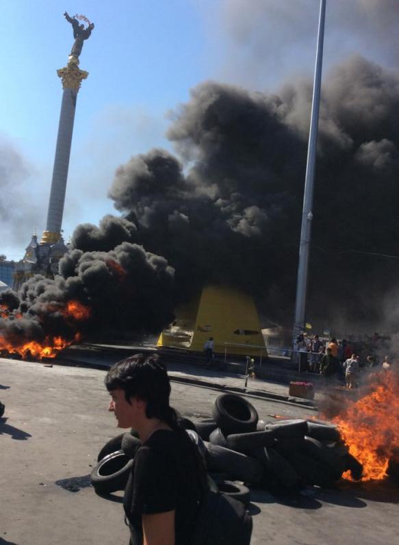 В Киеве на Майдане снова жгут шины и бросают камни В Киеве на Майдане снова жгут шины и бросают камни