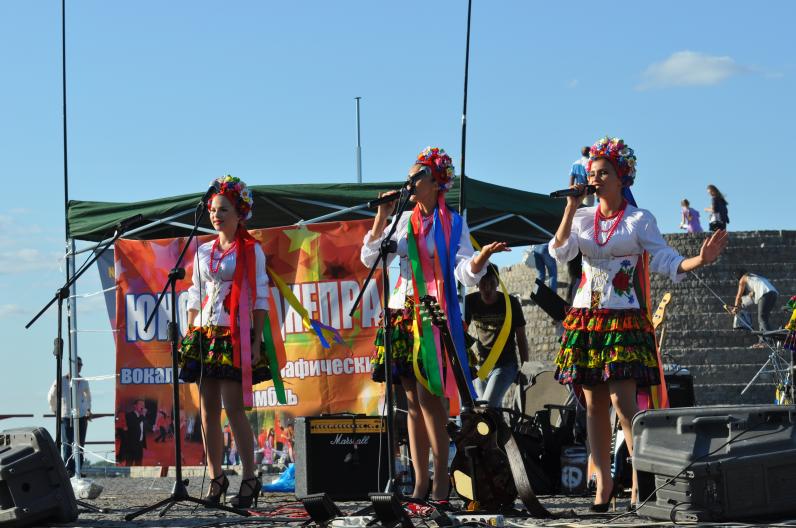 В Днепропетровске торговали для армии и соединяли берега Днепра (Фото) В Днепропетровске торговали для армии и соединяли берега Днепра (Фото)