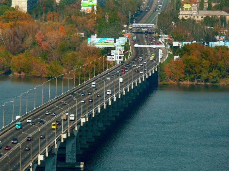 В Днепропетровске с Нового моста упала женщина