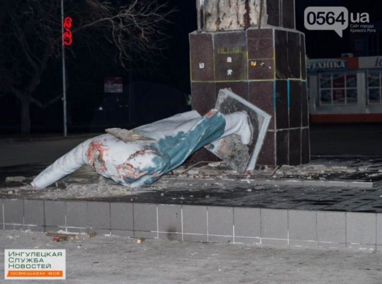 В Кривом Роге свалили еще три памятника Ильичу