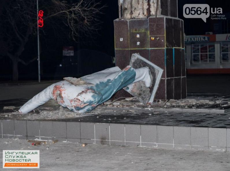 В Кривом Роге свалили еще три памятника Ильичу В Кривом Роге свалили еще три памятника Ильичу