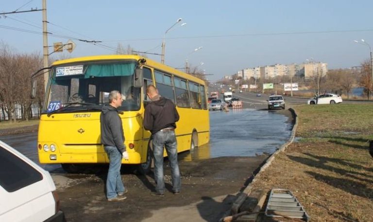 В Кривом Роге «Богдан» с пассажирами провалился под асфальт