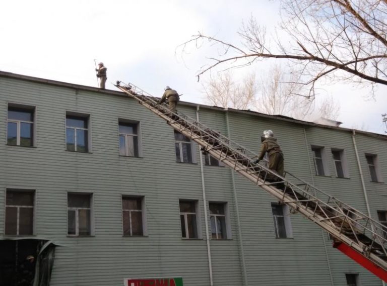 В Днепропетровске на Петровского горит магазин. Огонь перекинулся на дом (ФОТО)