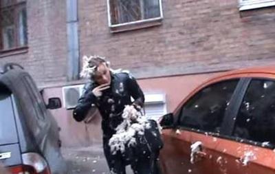 В Запорожье чиновницу облили маслом и обсыпали перьями (ВИДЕО)