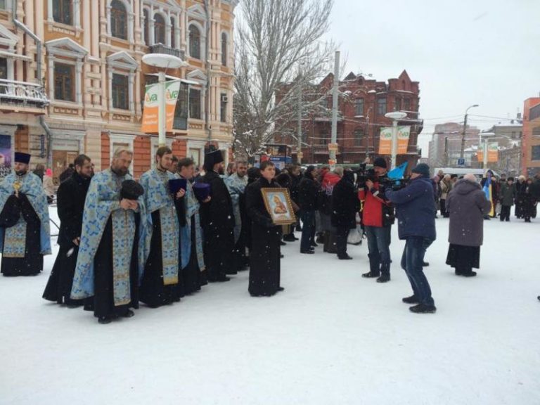 В Днепропетровске развернули 25-метровый флаг с фотографиями погибших героев