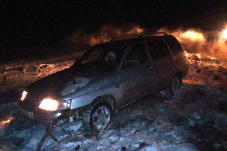 На трассе в Днепропетровской области авто с инвалидом упало в сугроб