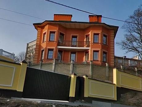 Азаров продает особняк в центре Киева