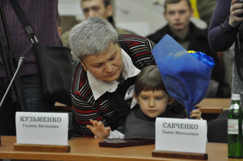 Сегодня в Днепропетровске награждали Героев. Посмертно. (Фото) Сегодня в Днепропетровске награждали Героев. Посмертно. (Фото)