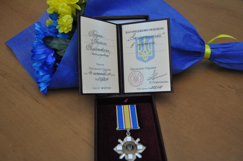 Сегодня в Днепропетровске награждали Героев. Посмертно. (Фото) Сегодня в Днепропетровске награждали Героев. Посмертно. (Фото)