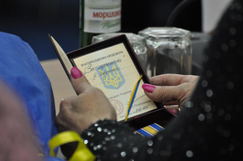 Сегодня в Днепропетровске награждали Героев. Посмертно. (Фото) Сегодня в Днепропетровске награждали Героев. Посмертно. (Фото)