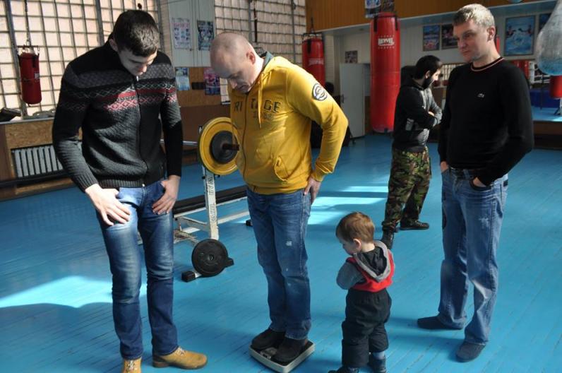 Днепропетровские депутаты жали штангу, чтобы помочь бойцам АТО (Фото)