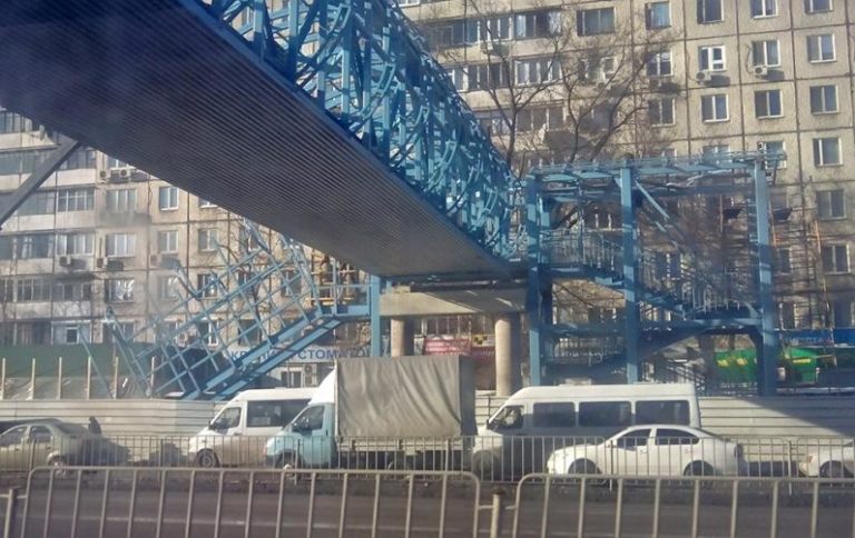 В Днепропетровске достроят надземный пешеходный переход на Правде